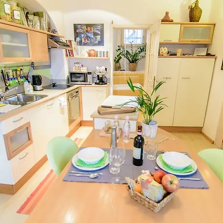 Sweethome Apartment *